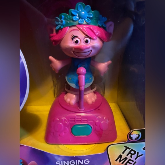 Trolls World Tour Singing & Dancing Poppy Brand NEW Sealed Box - Picture 7 of 10